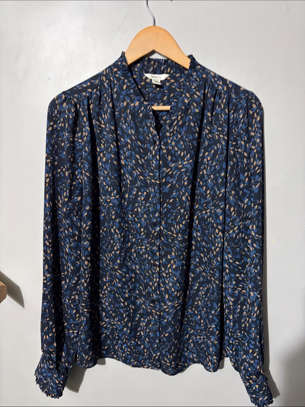 RW&CO. Navy Blue and Tan Leaf-Print Blouse